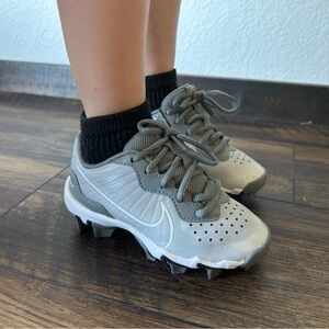NIKE GRAY TODDLER LITTLE BOYS CLEATS SIZE 10C